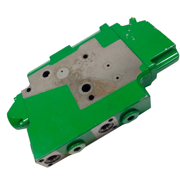 Секция гидровыхода RE588375 (RE308284)(RE580227)(RE337466)(RE260572) (TA20348) John Deere